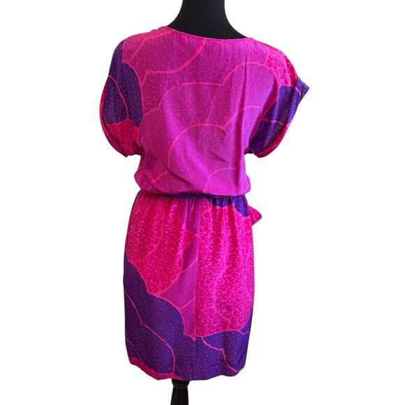 NEW TRINA TURK 100% Silk Asymmetrical Neckline Dress With Tie Belt Size 4 - Picture 3 of 5